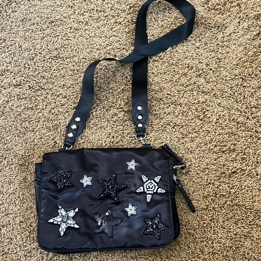 Steve Madden double sided cross body bag. Zipper on bottom to expand bag.
